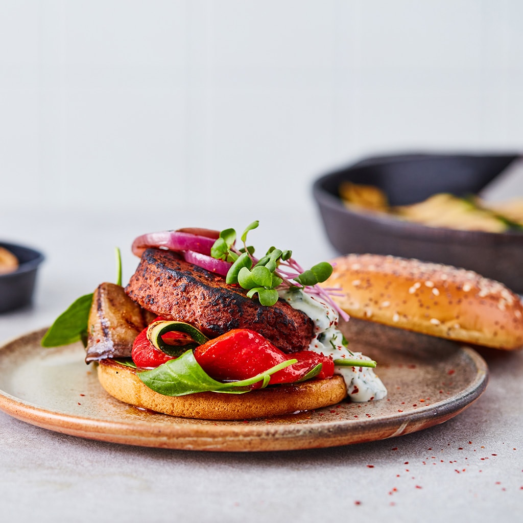 Vegetarische burger met geroosterde groenten en tzatziki